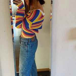 Tröja från & other stories! - Köptes här på Plick men var tyvärr inte riktigt min stil längre… men den är verkligen så fin och färgglad!!