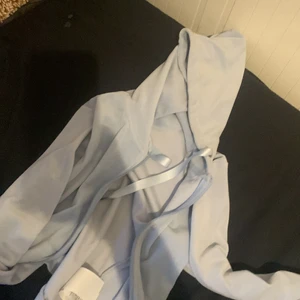 Gina tricot ljus blå kofta  - Säljer denna koftan eftersom den är för liten och inte kommer till användning. Str S bara använd några gånger 