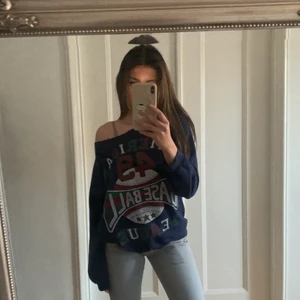 Baseball sweatshirt  - Svin cool sweatshirt med baseball tryck, snygg avklippning som gör att den faller åt ena axeln.