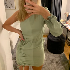 Klänning - Mintgröna klänning med en ärm👼🏼👼🏼använd fåtal gånger men superbra stick!! Kunden står för frakten💕