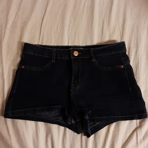Jeansshorts  - Mörkblåa high waist jeansshorts storlek 38, aldrig använda. 150 kr plus frakt