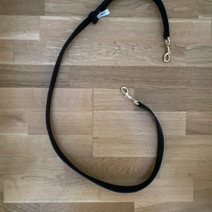 Marc Jacobs axelrem  - Svart ställbar axelrem i mjukt läder från Marc Jacobs. Oanvänd och äkta. Köparen står för frakten. 