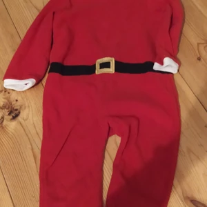 Tomtedräkt strl 86/92 - Sparsamt använd,fleece material. Strl 86/92.