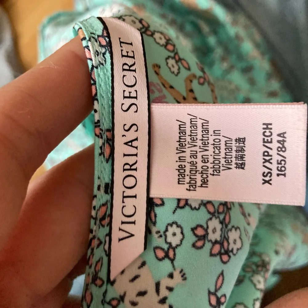 Finaste linnet från Victoria Secret i siden likande tyg. Storlek XS men skulle säga att den passar både S-XS :). Toppar.