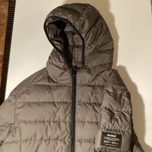 Ecoalf jacka i strl L - Mörkgrön/khakifärgad Ecoalf jacka i storlek L. Köptes från Boozt och har använts lagom mycket sedan dess. Mycket cool jacka. Dm för fler bilder :)