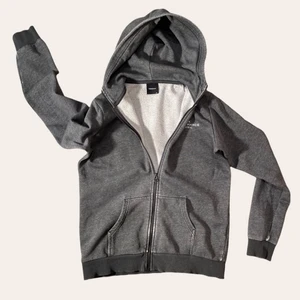 Peak Performance zip hoodie grå dam/herr - Snygg Peak hoodie med fin patina. Storlek 170 för killar men är säker på att den passar lika bra om inte bättre på tjejer.    Be om fler bilder eller mer info! 