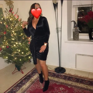 Klänning - Säljer denna svarta klänning i samet material, använd endast en gång 💋 storlek 36