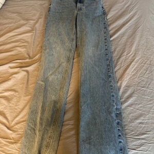 Jeans från zara✨ - Aldrig använt( prislapp o allt kvar) originalpris:399kr mitt pris:250kr ( fri frakt) storlek:32🌸 wide leg 