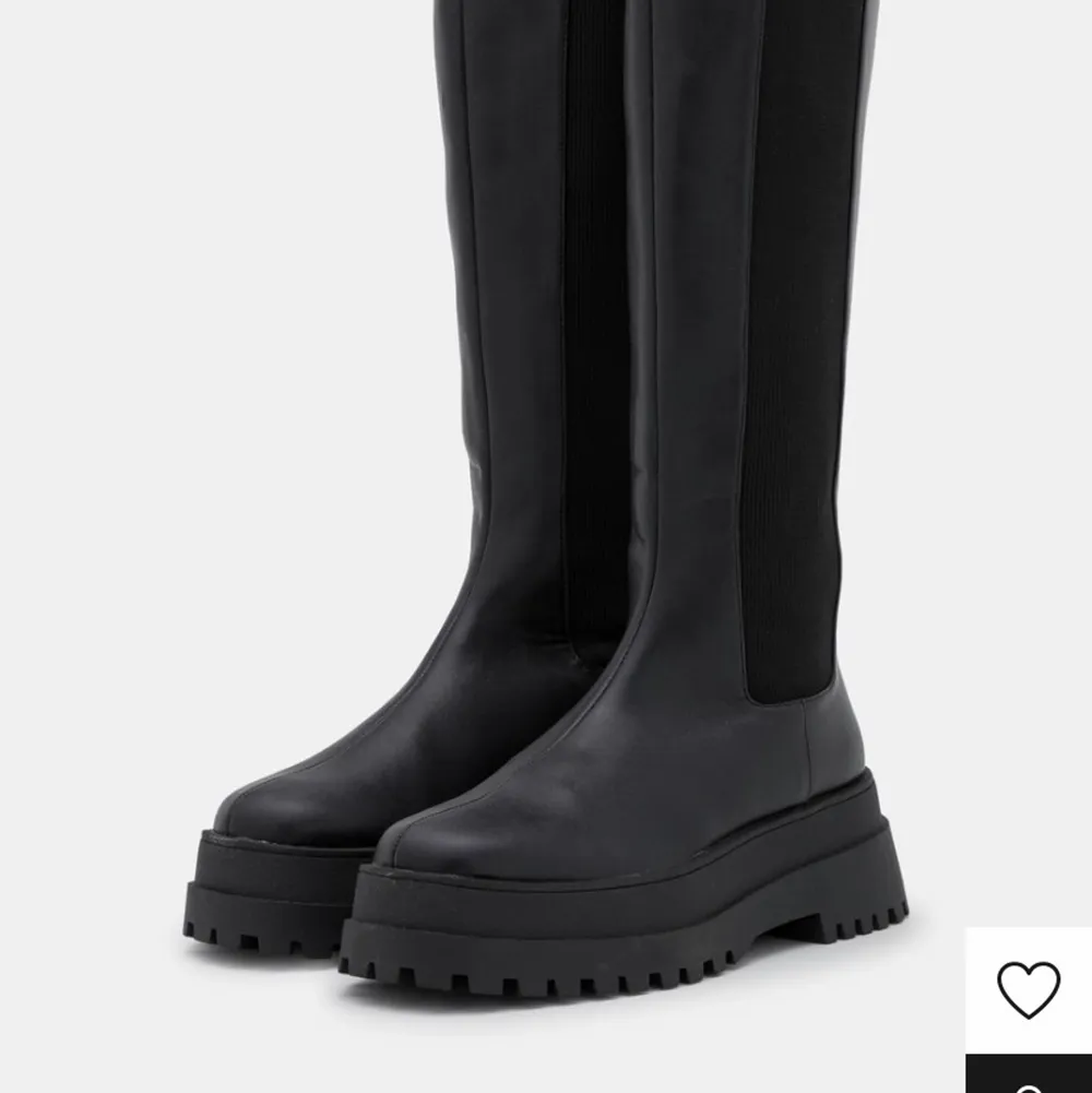 Sälja dessa as snygga boots för de är lite för höga för mig som är 156 cm. Köpta för 899kr. Bara testade! I storlek 38 skulle säga att de kan passa en 39 med. Säljer för 400 kr+frakt för direkt vid snabb affär! . Skor.