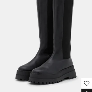 Snygga boots  - Sälja dessa as snygga boots för de är lite för höga för mig som är 156 cm. Köpta för 899kr. Bara testade! I storlek 38 skulle säga att de kan passa en 39 med. Säljer för 400 kr+frakt för direkt vid snabb affär! 