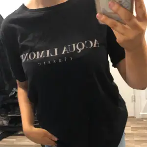 En svart t-shirt från acqua limone💕