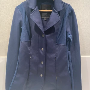 Tävlingskavaj/ridkvaj  - Superfin tävlingskavaj, endast använd fåtal gånger. Super fint skick! Nypris 950kr mitt pris 500kr ( köpare står för frakt)