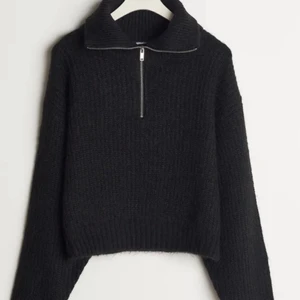 Stickad tröja med dragkedja - Stickad tröja med dragkedja från Gina Tricot. Storlek S. Endast använd en gång. Nypris är 399kr. Säljer då den inte kommer till användning. Buda från 200kr💕 Köparen står för frakten. 