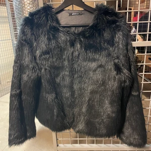 Fin jacka i oäkta päls - Jacka från GinaTricot som är i superfint skick. Den knäpps med hackar och har fickor. 