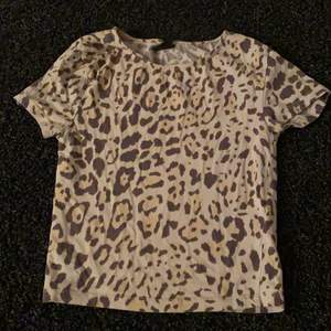 leopard t-shirt från Gina Tricot, använd max 5 gånger.