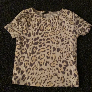 Leopard T-Shirt  - leopard t-shirt från Gina Tricot, använd max 5 gånger.