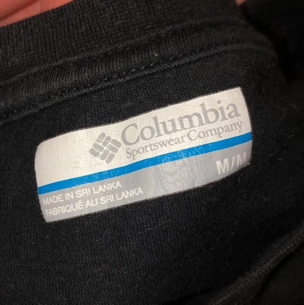 Säljer en svart Columbia T-shirt i storlek M då jag växt ur den inga skador eller fläckar på tröjan och i bra skick. cond 7/10. T-shirts.