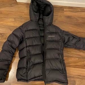 Tjock peak jacka - Intressekoll då jag tänker köpa ny💕 den är i väldigt bra skick, skriv gärna vid intresse och hur mycket ni skulle kunna tänka er att betala😁