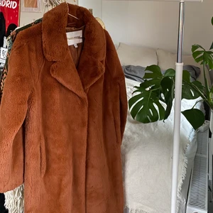 Carin Wester fuskpäls  - Superfin fuskpälskappa från Carin Wester. Använd Max 3 gånger! Ser ännu fräschare ut i verkligheten än på bild. Superlen! Mer åt det orangea hållet. Skriv för fler bilder 🍅  Storlek 36 (jag är 36a)