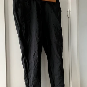 Raka kostymbyxor med slits - Väldigt fina kostymbyxor med låg midja och en slits med dragkedja vid båda benen 🤍 säljer då de tyvärr är alldelles för korta för mig (jag är ca 167 men med långa ben) 🤍 byxorna är köpa på bikbok för ett par år sen