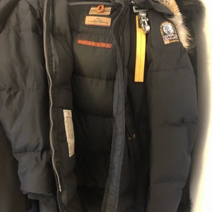 Äkta parajumper, storlek S - Jag har använt den endast 2 vintrar, tagit hand om den. Nästan som ny, helt fräsch. Djurfrit och rökfritt. Jag kan mötas upp och alternativ spårbart. Finns i Stockholm.