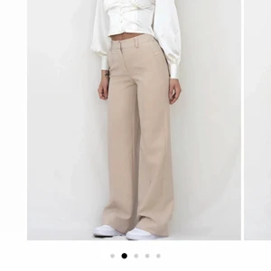 Kostymbyxor - Säljer nu mina fina kostymbyxor ifrån venderbys!! Byxorna sitter super snyggt och är perfekta i längden för någon som är ungefär 163-170 cm då jag är 169💞 säljer pga att de tyvärr inte kommer till användning längre, hör av er vid intresse eller fler bilder💞250 + frakt (pris går absl att diskuteras)