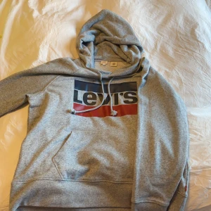 Levi’s hoodie - Grå levi’s hoodie, använd en gång. Köper står för frakten. 