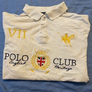 Kortärmad märkesskjorta  - Endast använd en gång så i väldigt bra skick. Den har en ”slits” längst ner på båda sidor😊