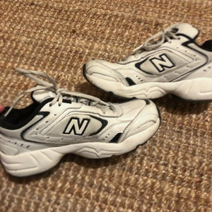 New balance 452 - Äkta new balance i modellen 452 storlek 37,5 lite nötta i hälen inne i skona. men inget som stör eller syns. Mycket bra skick utöver! Frakten är inkluderad i priset💕