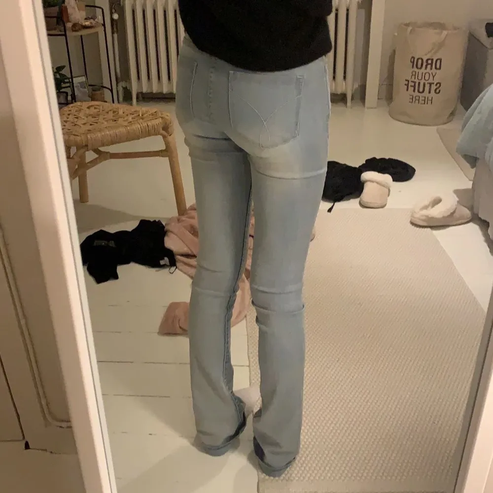 fick hemma dessa jeans idag men dom sitter inte som jag vill. köpta för 290kr. långa i benen. kontakta mig vid fler frågor. Jeans & Byxor.