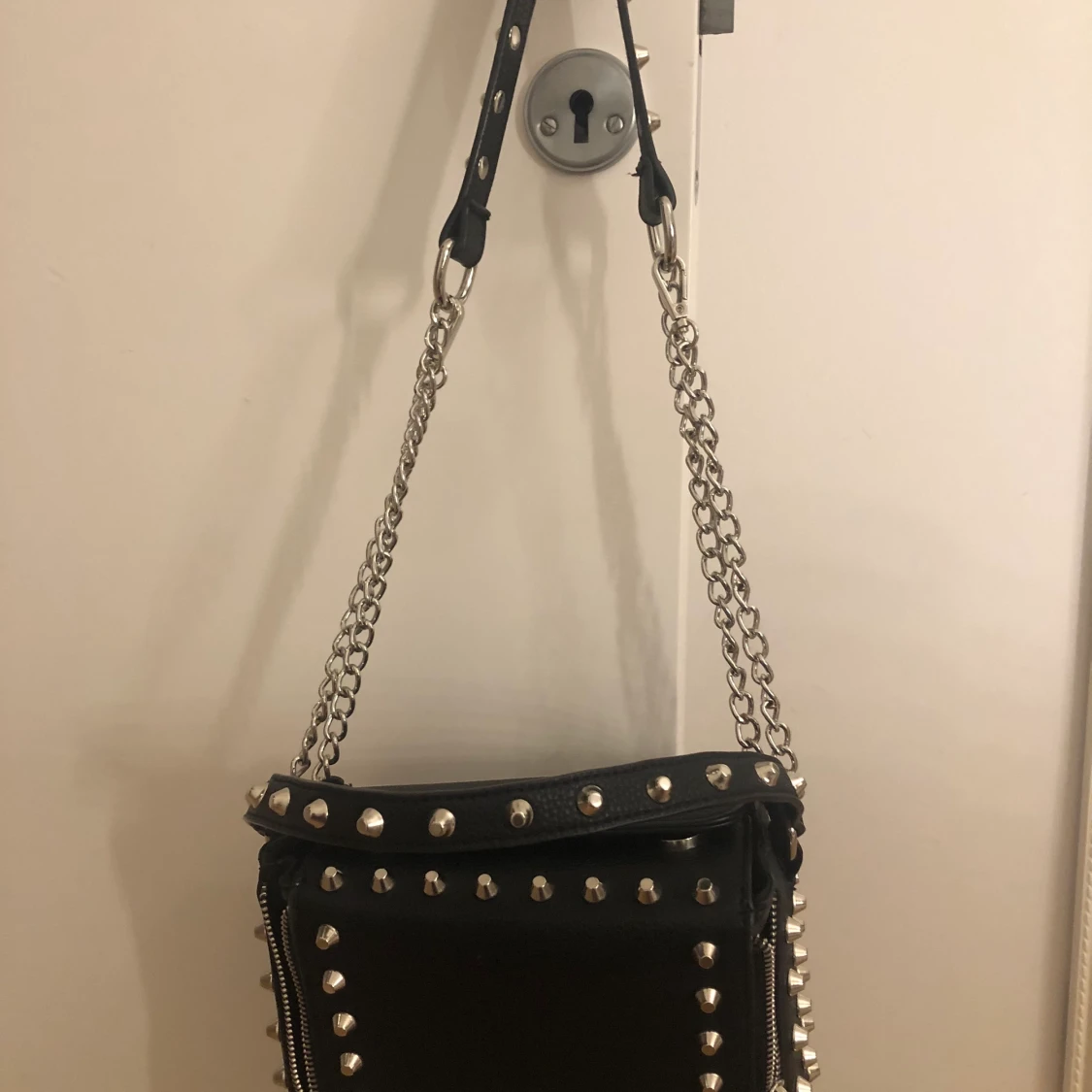 Väska med nitar