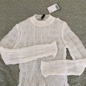 Blus - Vit blus i storlek 34, helt oanvänd!