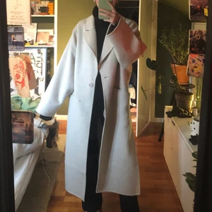 Beige hm kappa - Säljer denna superfina beiga ylle kappa från Hm pågrund av att jag tydligen bara använder svarta jackor🤓 slits på båda sidorna, fickor fram, en knapp fram. Stor i storleken. Tveka inte på att höra av dig om frågor! Möts upp i Stockholmsområdet❣️ men undantag går att göra! ;)