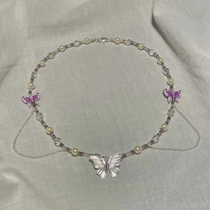 Purple Dream Necklace  - Säljer nu detta superfina och unika halsbandet som bara finns i ett exemplar. Supersnygg kombination med lila och vit genomskinliga pärlor. Passar superbra för att pigga upp din outfit! Supercoolt! 