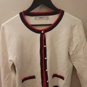 Kofta från Zara - Vit kofta från Zara. Använd sparsamt. Fint skick. Strl M