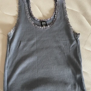 Urban outfitters linne - Säljer mitt ljusblåa croppade urban outfitters linne. Men är jätte fin skurning med spets