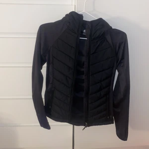 Dunjacka träning XS  - Träningsjacka/dunjacka. Perfekt allvädersjacka som sitter snyggt med den figursydda modellen. Knappt använd