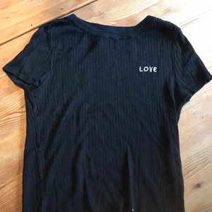 Svart T-shirt - Fin tight ”stickad” T-shirt