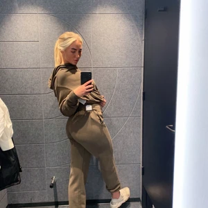 NIKE tracksuit - Säljer mitt nya bruna nike-set pga har för många så det kommer inte till användning, nypris 1200:- för båda delarna. Storlek S i både byxor och hoodie. Pm för fler bilder! Köparen står för frakten! 