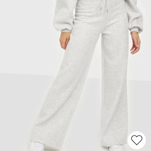 Gråa sweatpants - Ljusgråa vida sweatpants/mjukisbyxor från Nelly🤍 säljer då dom tyvärr är för långa för mig som är 160. Bra skick, skriv vid frågor eller fler bilder😇🤍