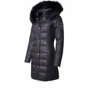 ROCK AND BLUE SVARTVINTERJACKA ÄKTA PÄLS - Säljer Rock and Blue jacka med äkta päls. Den är i bra skick. Säljer för 1700 kronor. Den är i storlek MEDIUM men passar även SMALL och Large. Kan mötas upp någonstans i stockholm men kan även frakta men köparen står för frakten. Har du frågor eller vill se hur den ser ut på kan du skriva till mig.