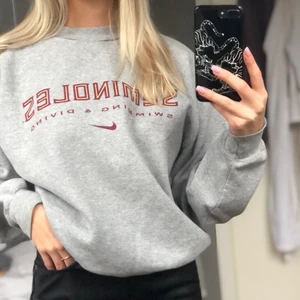 Nike sweatshirt - Säljer min absolut favorit sweatshirt från Nike. I jättebra skick med världens snyggaste passform. Köpare står för ev. frakt ❤️KÖP DIREKT FÖR 500kr❤️