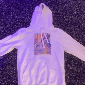 The North elephant hoodie  - Säljer denna hoodien ifrån the north elephant, köpt i december 2020 för 600kr. Säljer den då för att den ej kommer till användning längre. Hoodien är endast använd ett fåtal gånger. Den är fortfarande i ett fint skick, trycket är super fint och tydligt. Kan skickas med spårbar frakt om det önskas. 