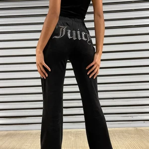 Juicy couture byxor - Juicy couture byxor i fint skick utom att ena metallen på snöret är borta annars är alla stenar kvar. Jag står för frakt🤍