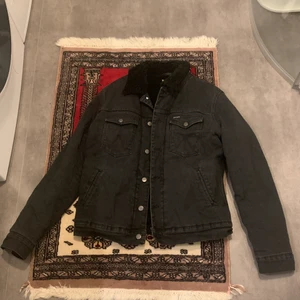 Wrangler jacka - Säljer en wrangler jacka med foder i storlek L. Den är använd men håller fortfarande i bra skick. Nypris ligger ungefär på 1200kr, säljer den för 300kr. Priset kan diskuteras. Köparen står för frakten som ligger på 66kr. 