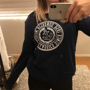 Sweatshirt i storlek S - Säljer en jättefin marinblå sweatshirt från vindelns i storlek S. Köparen står för frakten 