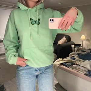 Grön hoodie med fjäril - Fin hoodie som är sparsamt använd
