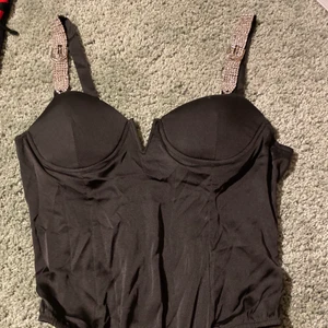 Fest body från prettylittlethings - Jättesnygg fest body från prettylittlethings. Aldrig använd. Storlek 12