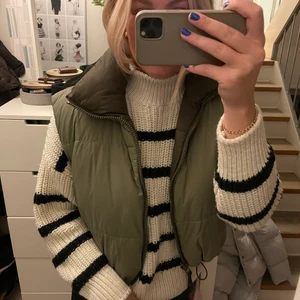 Zara väst  - En jätte snygg väst från zara! Använd ungefär 10 ggr så som ny! Går att använda på både hållen, ena sidan ljusare o andra mörkare! 💚