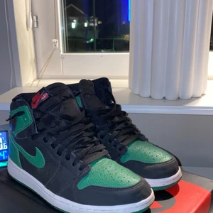 Nike air Jordan 1 high pine green 2.0 - Storlek 42. Cond 8,5/10. Extra laces och box fås med
